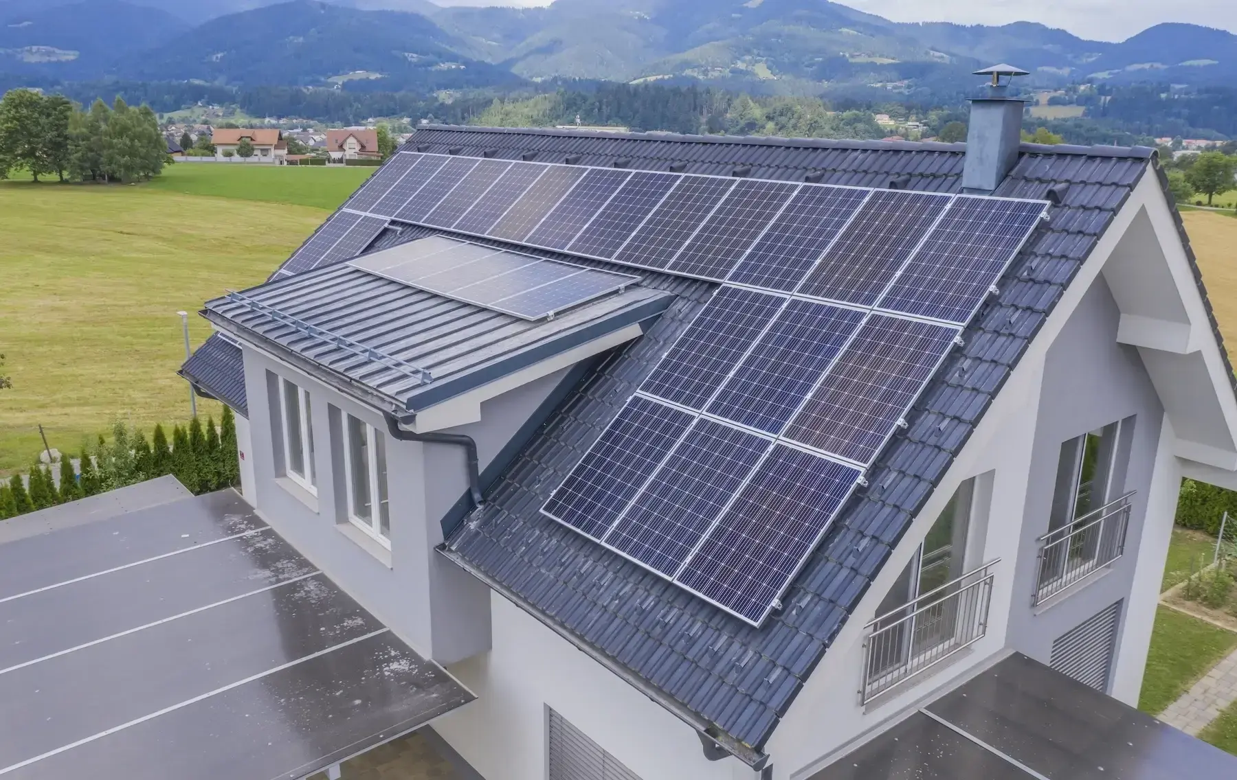 Maison avec panneaux solaires sur le toit